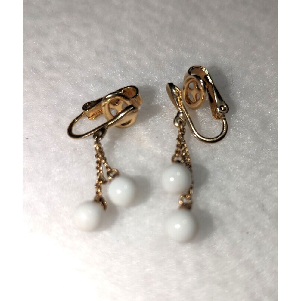 Crown Trifari Gold Tone Chain White Bead Dangle Vintage Clip Ons - Picture 5 of 10